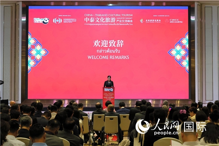 泰國(guó)文化部副部長(zhǎng)普洛伊·塔尼庫(kù)發(fā)表演講。