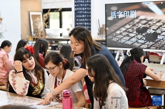 7月3日，外國(guó)學(xué)生在了解中國(guó)文化。新華社記者 李然 攝