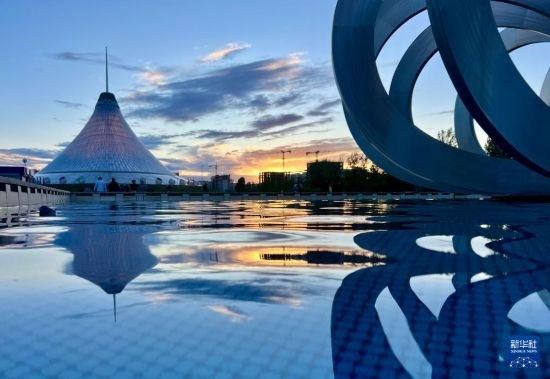 這是7月1日在哈薩克斯坦首都阿斯塔納拍攝的“可汗之帳”購物中心。新華社記者 岳月偉 攝