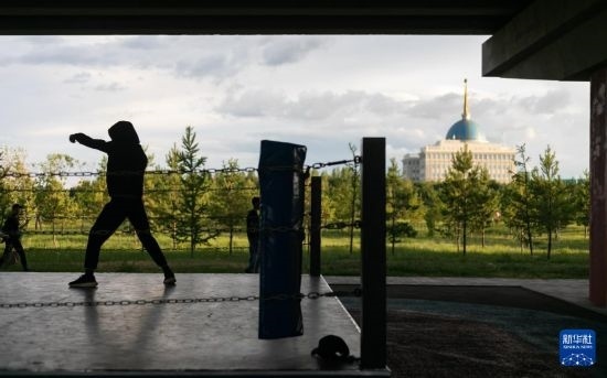 7月2日，在哈薩克斯坦首都阿斯塔納，一名男子在橋下運(yùn)動(dòng)場練習(xí)拳擊。新華社記者 白雪騏 攝