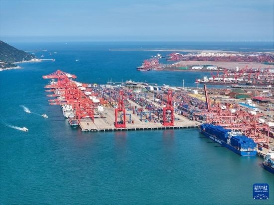 6月26日，貨輪?？吭谶B云港港集裝箱碼頭（無人機(jī)照片）。新華社記者 季春鵬 攝