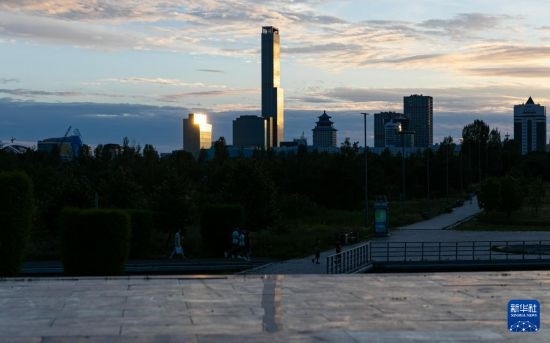 這是7月2日拍攝的哈薩克斯坦首都阿斯塔納市中心的建筑群。新華社記者 白雪騏 攝