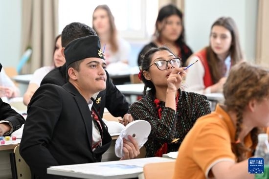 7月3日，外國(guó)學(xué)生在學(xué)習(xí)中國(guó)文化。新華社記者 李然 攝