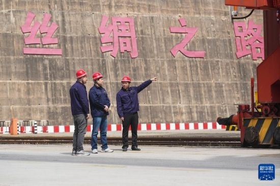 中哈兩國工作人員在中哈連云港物流合作基地交流（2023年5月10日攝）。新華社記者 季春鵬 攝