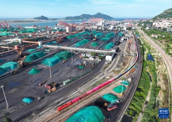 6月26日，“韓國-連云港-中亞”國際多式聯(lián)運(yùn)班列從中哈連云港物流合作基地出發(fā)，駛往哈薩克斯坦、烏茲別克斯坦（無人機(jī)照片）。班列運(yùn)載的55個(gè)大柜此前于6月13日從韓國境內(nèi)發(fā)出，經(jīng)釜山港海運(yùn)抵達(dá)連云港后轉(zhuǎn)由鐵路運(yùn)輸。新華社記者 季春鵬 攝