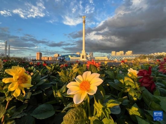 這是7月2日拍攝的哈薩克斯坦首都阿斯塔納獨(dú)立廣場。新華社記者 岳月偉 攝