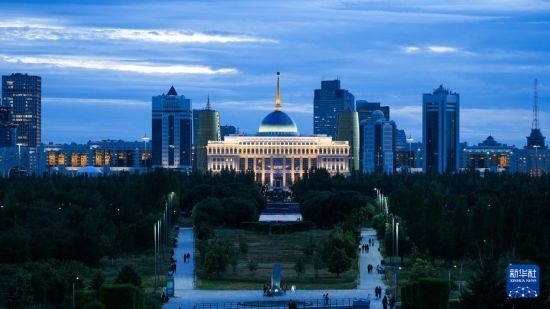 這是7月2日在哈薩克斯坦首都阿斯塔納拍攝的總統(tǒng)府及城市建筑。新華社記者 王建華 攝