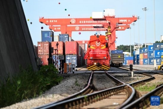 6月26日，“韓國-連云港-中亞”國際多式聯(lián)運(yùn)班列從中哈連云港物流合作基地出發(fā)，駛往哈薩克斯坦、烏茲別克斯坦。班列運(yùn)載的55個(gè)大柜此前于6月13日從韓國境內(nèi)發(fā)出，經(jīng)釜山港海運(yùn)抵達(dá)連云港后轉(zhuǎn)由鐵路運(yùn)輸。新華社記者 季春鵬 攝