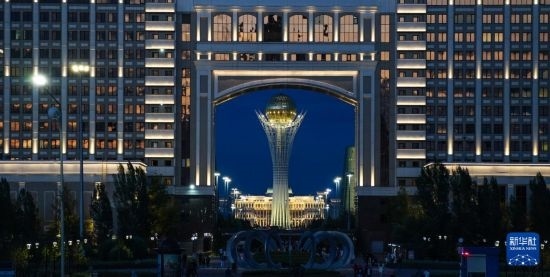 這是7月1日在哈薩克斯坦首都阿斯塔納透過一座建筑拍攝的巴伊杰列克觀景塔。新華社記者 王建華 攝