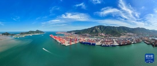 6月26日，貨輪停靠在連云港港集裝箱碼頭（無人機(jī)照片）。新華社記者 季春鵬 攝