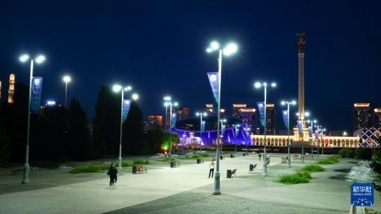 這是7月2日在哈薩克斯坦首都阿斯塔納拍攝的獨(dú)立廣場(chǎng)上的紀(jì)念柱（右后）。新華社記者 王建華 攝