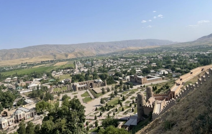 位于塔吉克斯坦杜尚別西北的吉薩爾古城，有著3000多年歷史。有研究認為，張騫出使大宛回程途中曾經(jīng)過此地。圖為從吉薩爾古城城墻俯瞰城門與市鎮(zhèn)。本報記者 曲頌 攝