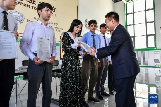 7月3日，在塔吉克斯坦首都杜尚別，天津城市建設(shè)管理職業(yè)技術(shù)學(xué)院的負(fù)責(zé)人為魯班工坊赴華留學(xué)生頒發(fā)錄取通知書。新華社記者 曹陽 攝