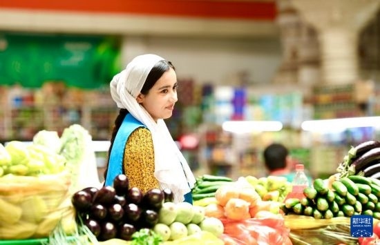 這是7月3日在塔吉克斯坦首都杜尚別大巴扎內(nèi)拍攝的營業(yè)者。新華社記者 姚大偉 攝