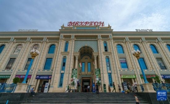 這是7月1日在塔吉克斯坦首都杜尚別拍攝的大巴扎外景。新華社記者 周荻瀟 攝