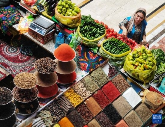 這是7月3日在塔吉克斯坦首都杜尚別拍攝的大巴扎內(nèi)景。新華社記者 燕雁 攝