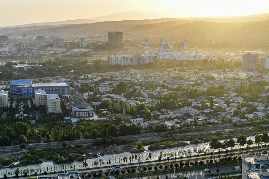 這是2024年6月26日拍攝的塔吉克斯坦首都杜尚別城市風(fēng)光。新華社記者 曹陽(yáng) 攝