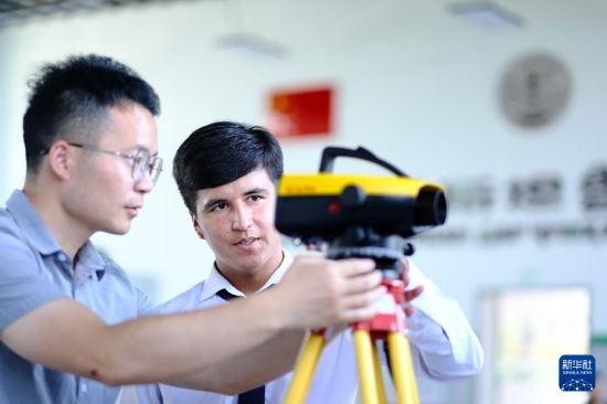 6月14日，在塔吉克斯坦首都杜尚別的魯班工坊，來自天津城市建設(shè)管理職業(yè)技術(shù)學(xué)院的老師（左）指導(dǎo)學(xué)生。新華社記者 鄭開君 攝