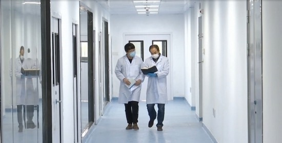 中國科學(xué)院贛江創(chuàng)新研究院科研人員在交流。（贛州市贛縣區(qū)融媒體中心供圖）