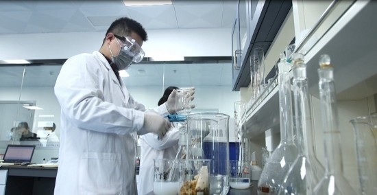 中國科學(xué)院贛江創(chuàng)新研究院科研人員在做實(shí)驗(yàn)。