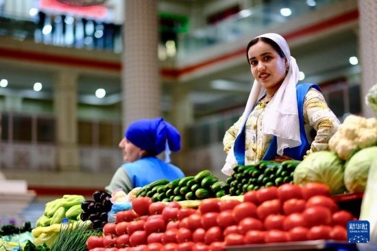 這是6月13日在塔吉克斯坦首都杜尚別大巴扎內(nèi)拍攝的營業(yè)者。新華社記者 鄭開君 攝