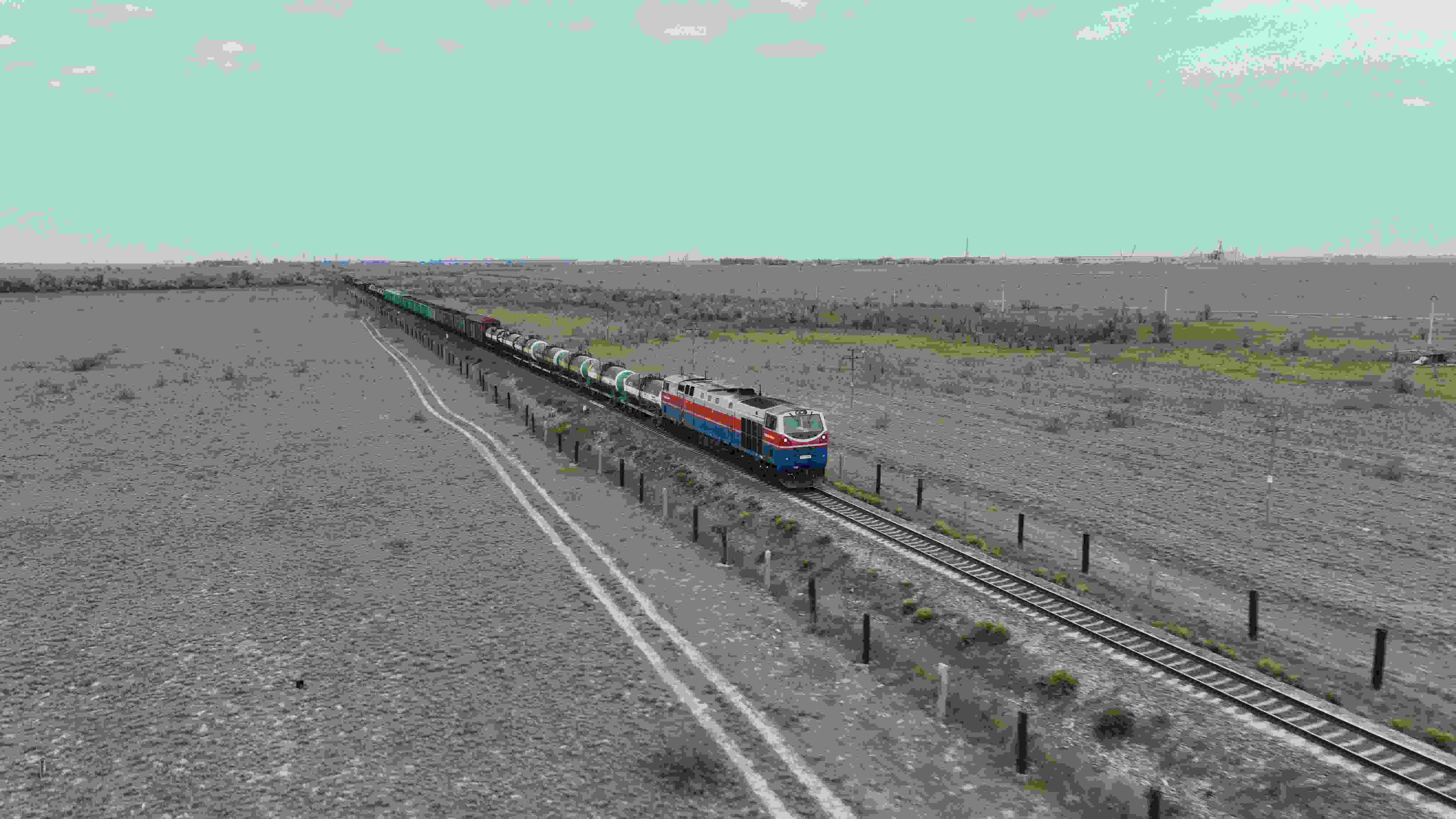 △ 2023年5月12日，在哈薩克斯坦阿拉木圖附近，貨運列車馳騁于阿拉木圖與中國霍爾果斯間（無人機照片）。