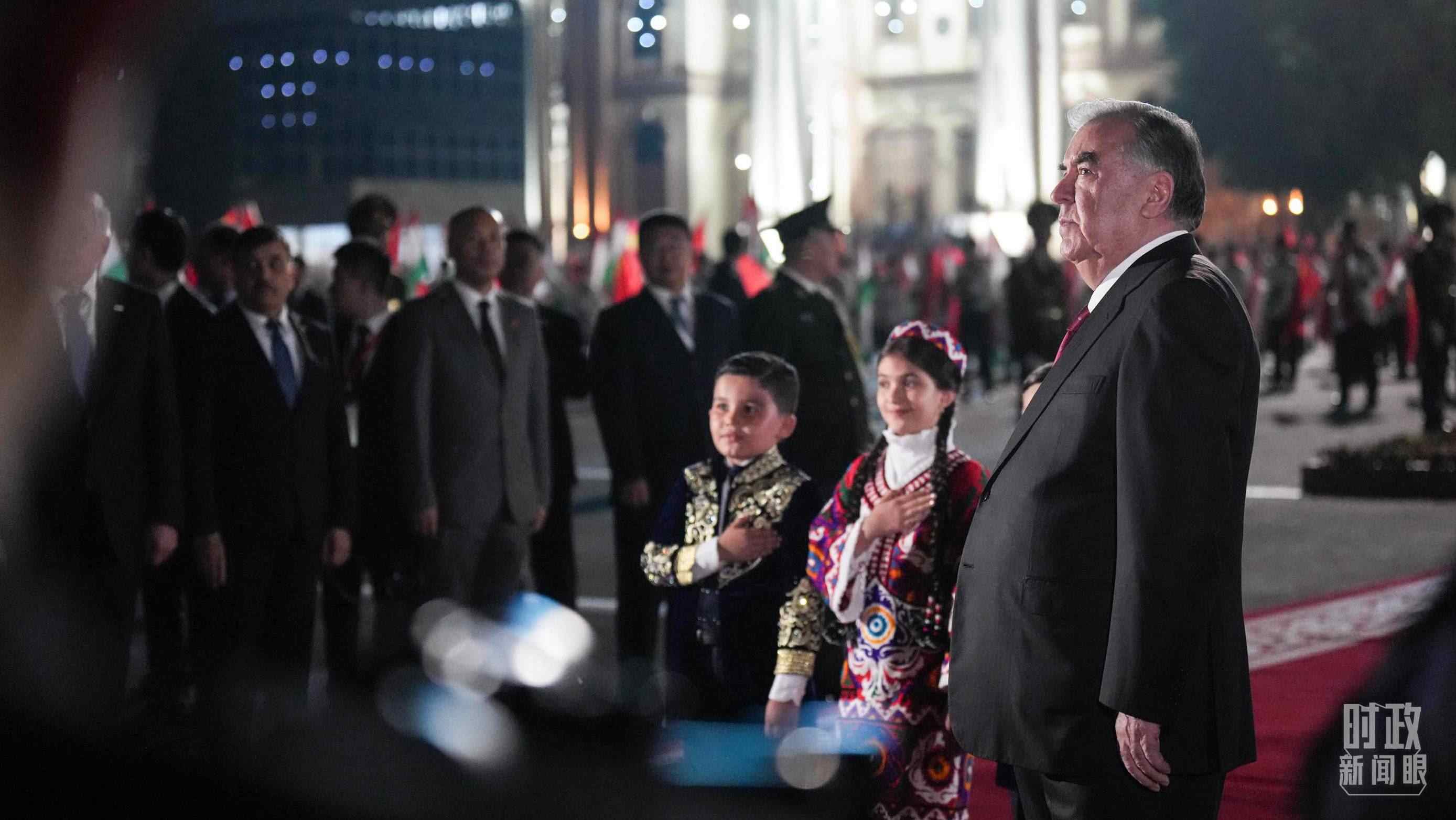 △拉赫蒙總統(tǒng)在機(jī)場(chǎng)迎接習(xí)主席。（總臺(tái)記者李晉拍攝）