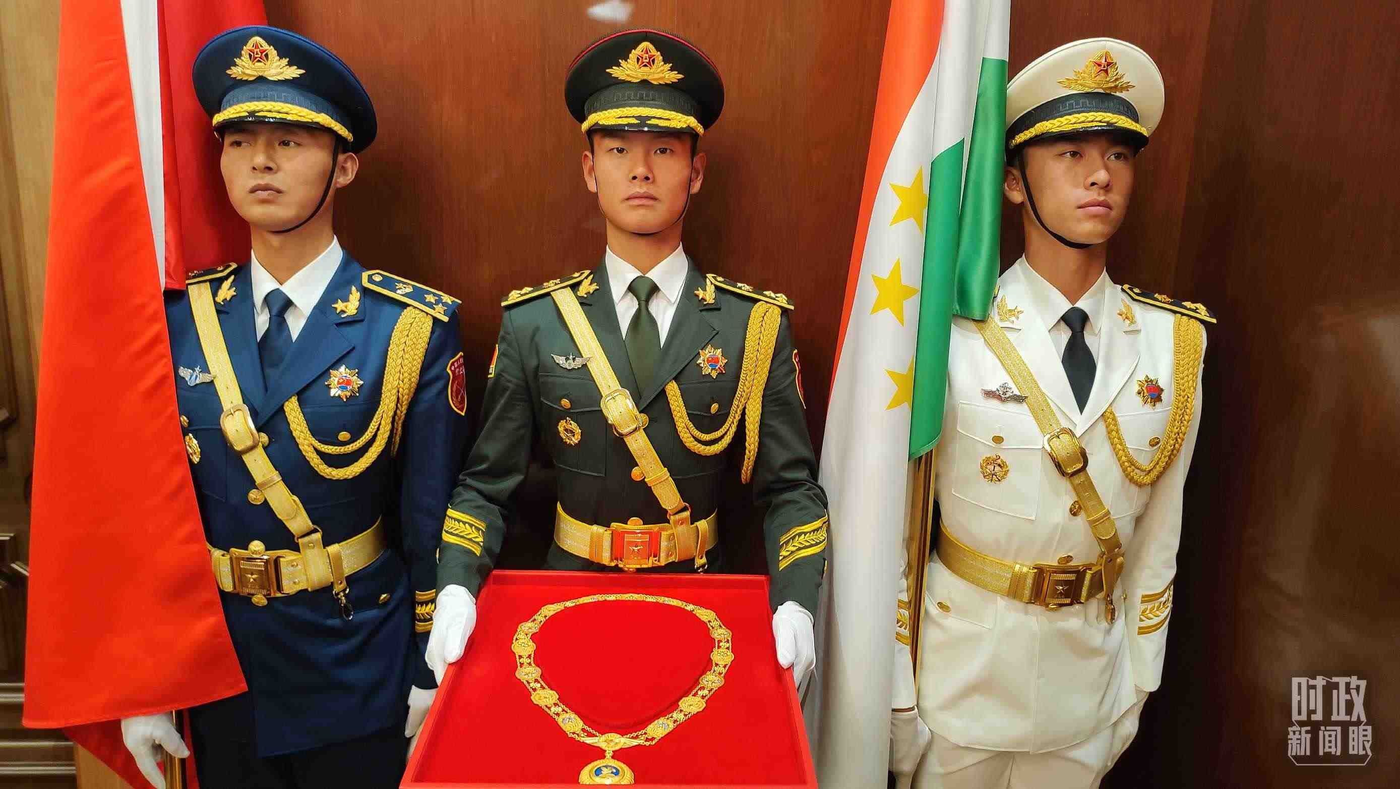 △中方儀仗兵護(hù)送“友誼勛章”入場(chǎng)。（總臺(tái)央視記者薛冠南拍攝）