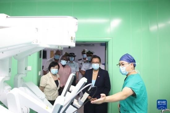 7月5日，塞舌爾衛(wèi)生部長(zhǎng)維多在中國(guó)海軍“和平方舟”號(hào)醫(yī)院船上參觀。新華社發(fā)（劉志磊 攝）