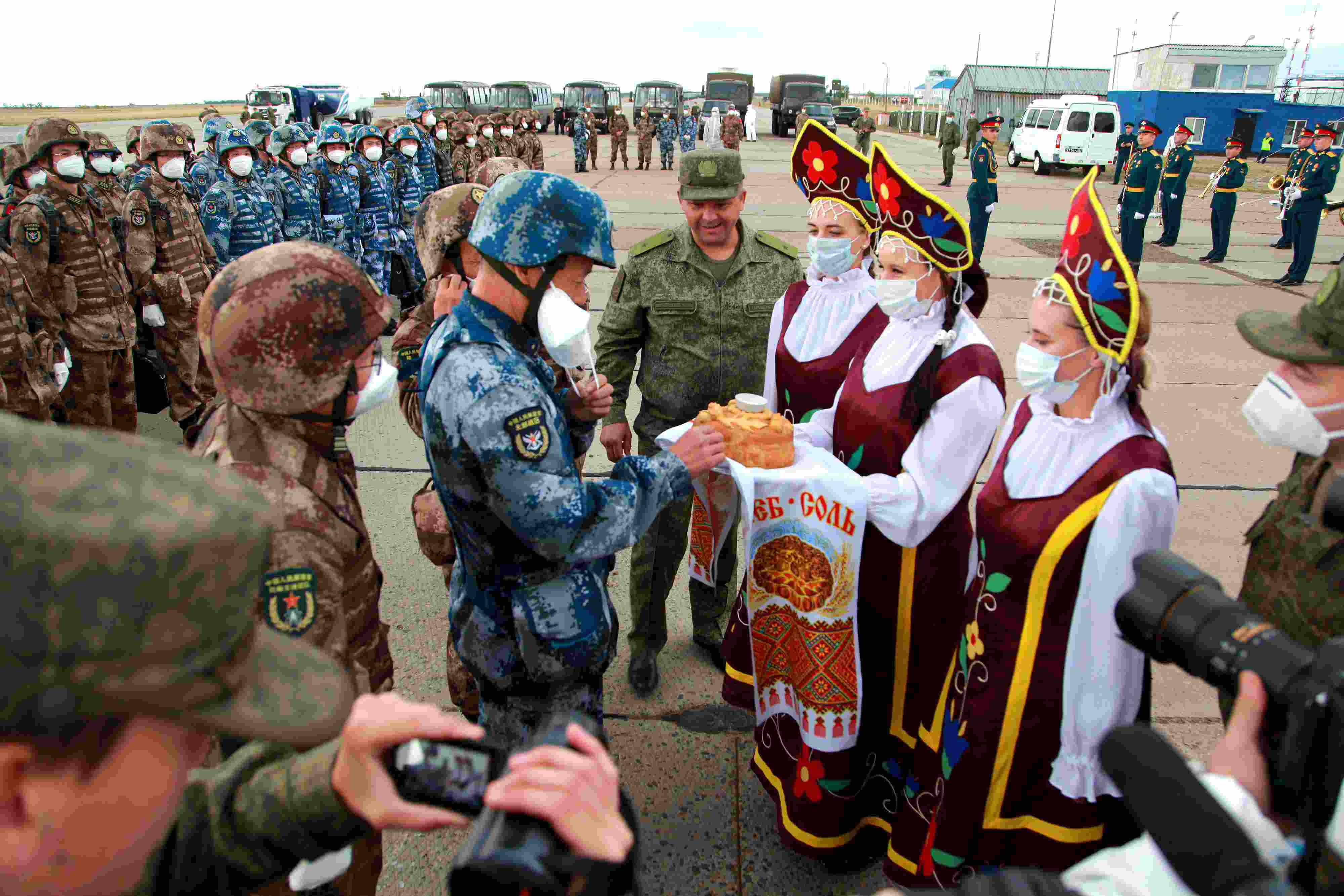 當?shù)貢r間2021年9月10日，跨境參加“和平使命-2021”上海合作組織成員國聯(lián)合反恐軍演的中方部隊導演部抵達俄羅斯奧倫堡“東古茲”靶場演習地域。圖為俄方人員為中方人員舉行歡迎儀式。