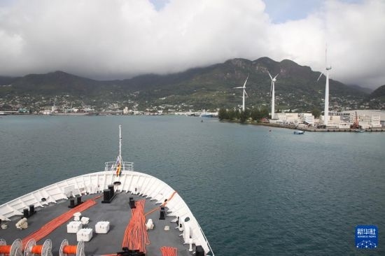 7月5日，中國(guó)海軍“和平方舟”號(hào)醫(yī)院船抵達(dá)塞舌爾維多利亞新港碼頭。新華社發(fā)（劉志磊 攝）