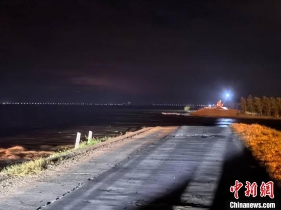  7月6日凌晨，湖南岳陽(yáng)華容縣團(tuán)洲垸洞庭湖一線堤防決口現(xiàn)場(chǎng)。中新社記者 白祖偕 攝