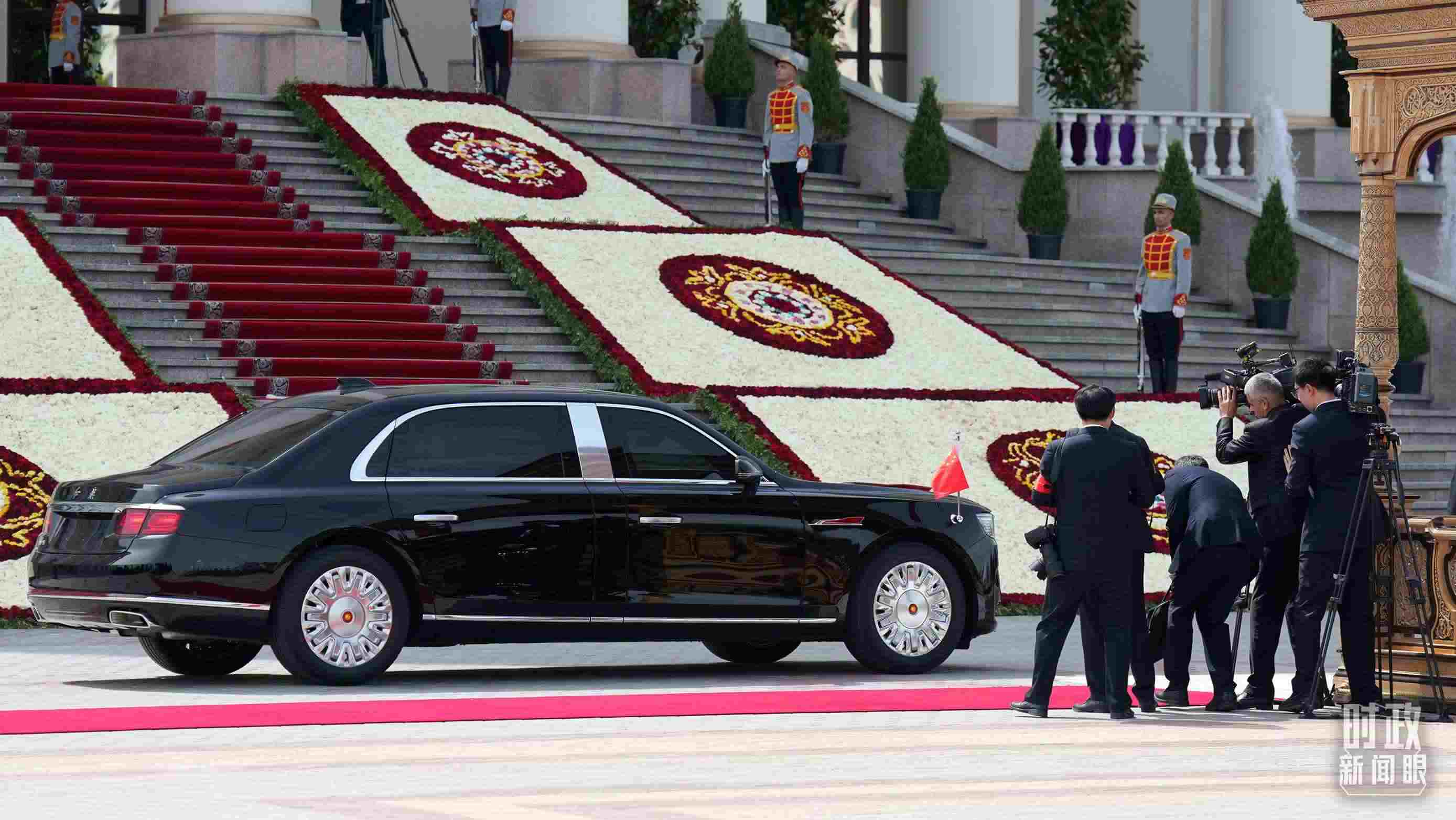 △習(xí)主席乘坐的紅旗車抵達(dá)塔總統(tǒng)府。（總臺(tái)記者李晉拍攝）