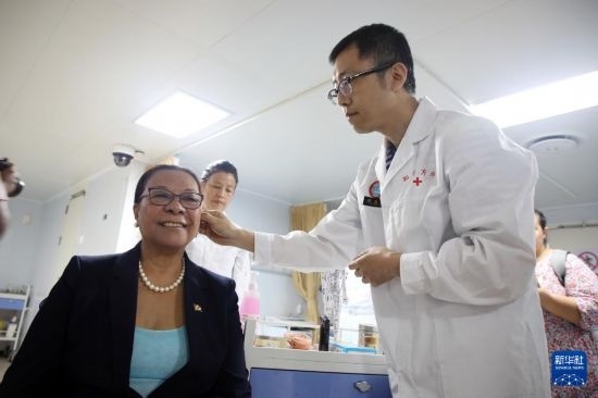 7月5日，塞舌爾衛(wèi)生部長(zhǎng)維多在中國(guó)海軍“和平方舟”號(hào)醫(yī)院船上體驗(yàn)中醫(yī)。新華社發(fā)（劉志磊 攝）