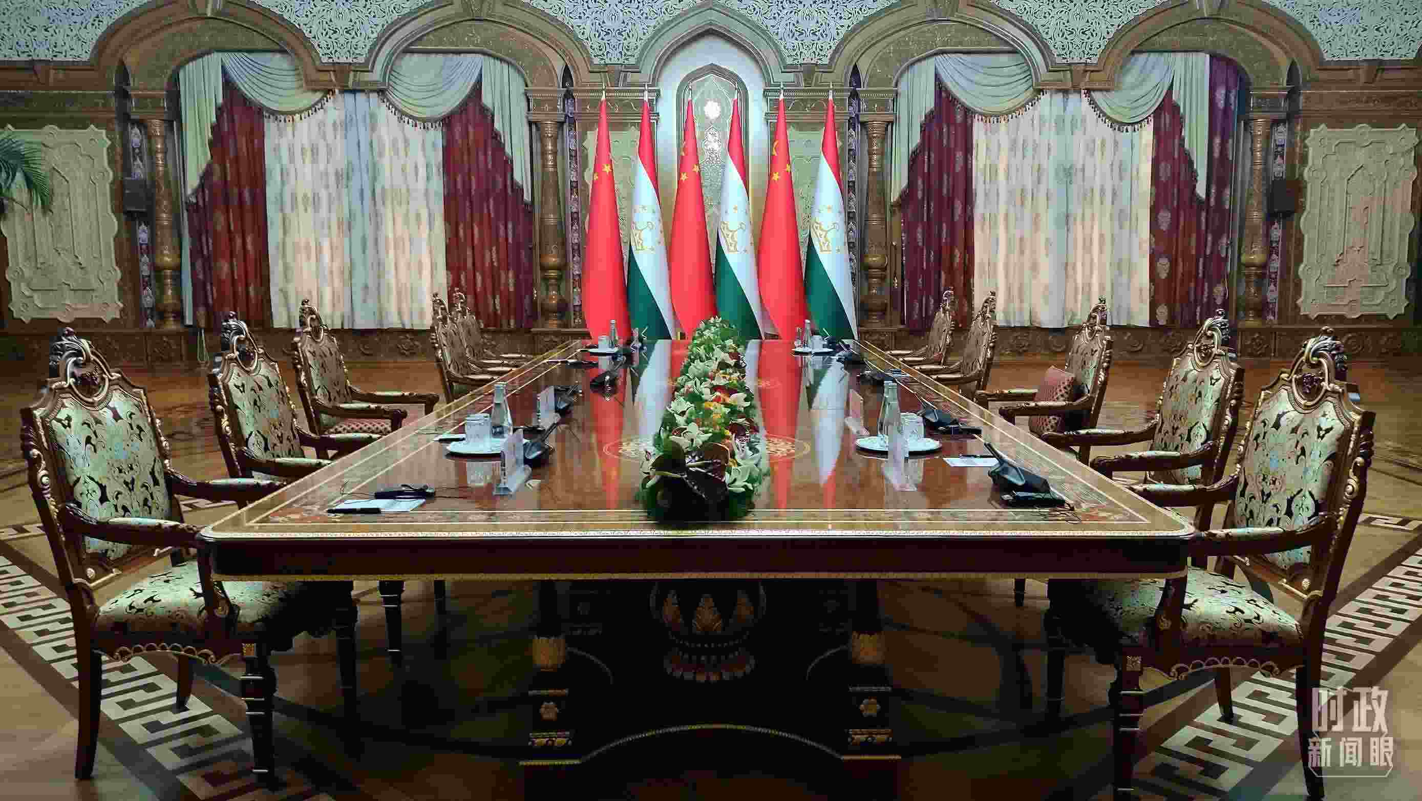 △中塔元首小范圍會(huì)談開始前。（總臺(tái)央視記者薛冠南拍攝）