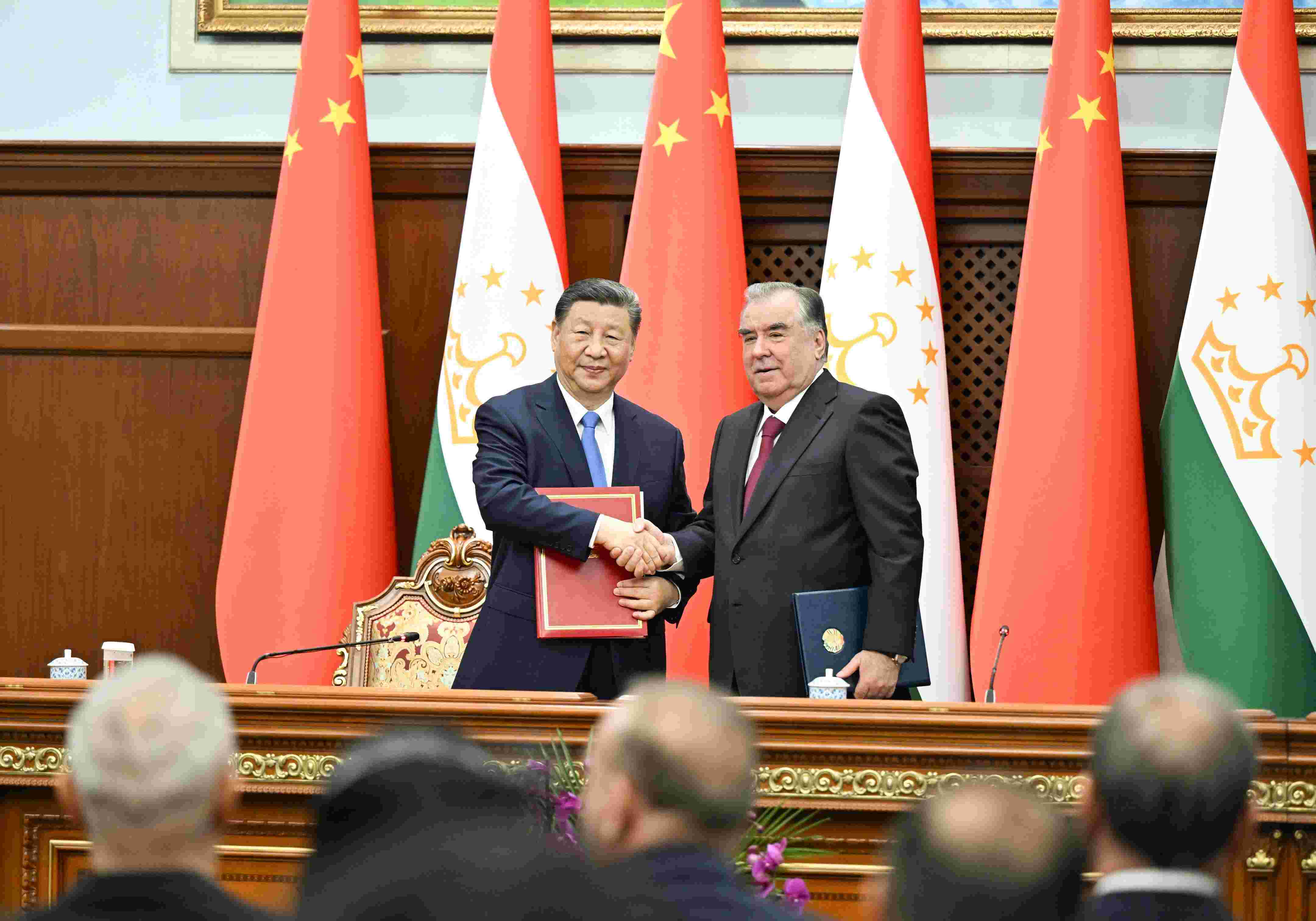 當?shù)貢r間2024年7月5日下午，習近平主席同塔吉克斯坦總統(tǒng)拉赫蒙在杜尚別總統(tǒng)府舉行會談。會談后，兩國元首共同簽署《中華人民共和國和塔吉克斯坦共和國關(guān)于發(fā)展新時代全面戰(zhàn)略合作伙伴關(guān)系的聯(lián)合聲明》。