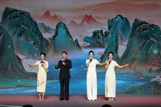 四位戲曲演員同臺(tái)獻(xiàn)唱。