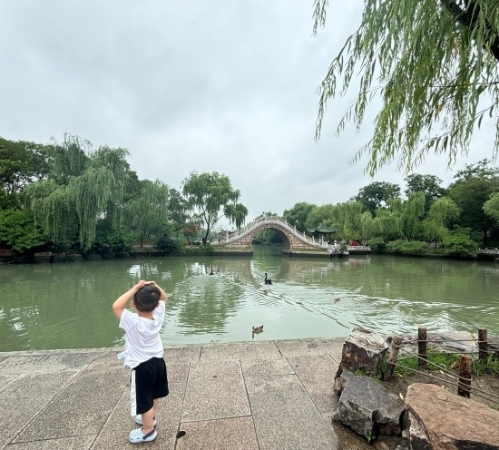 一位小朋友在二十四橋旁拍照。人民網(wǎng)記者 金慧慧攝