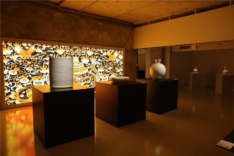 《新生萬物-中國非遺與當(dāng)代設(shè)計展》展廳。陽光媒體集團供圖