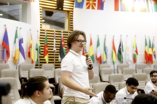 7月8日，美國(guó)中田納西州立大學(xué)大一學(xué)生雅克布·揚(yáng)在共譜華美和音交流營(yíng)上分享。新華社發(fā)