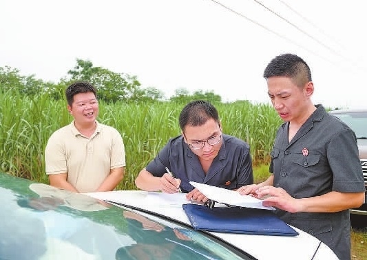 圖③：清塘后，執(zhí)行干警與某農場負責人確認魚塘交付情況。