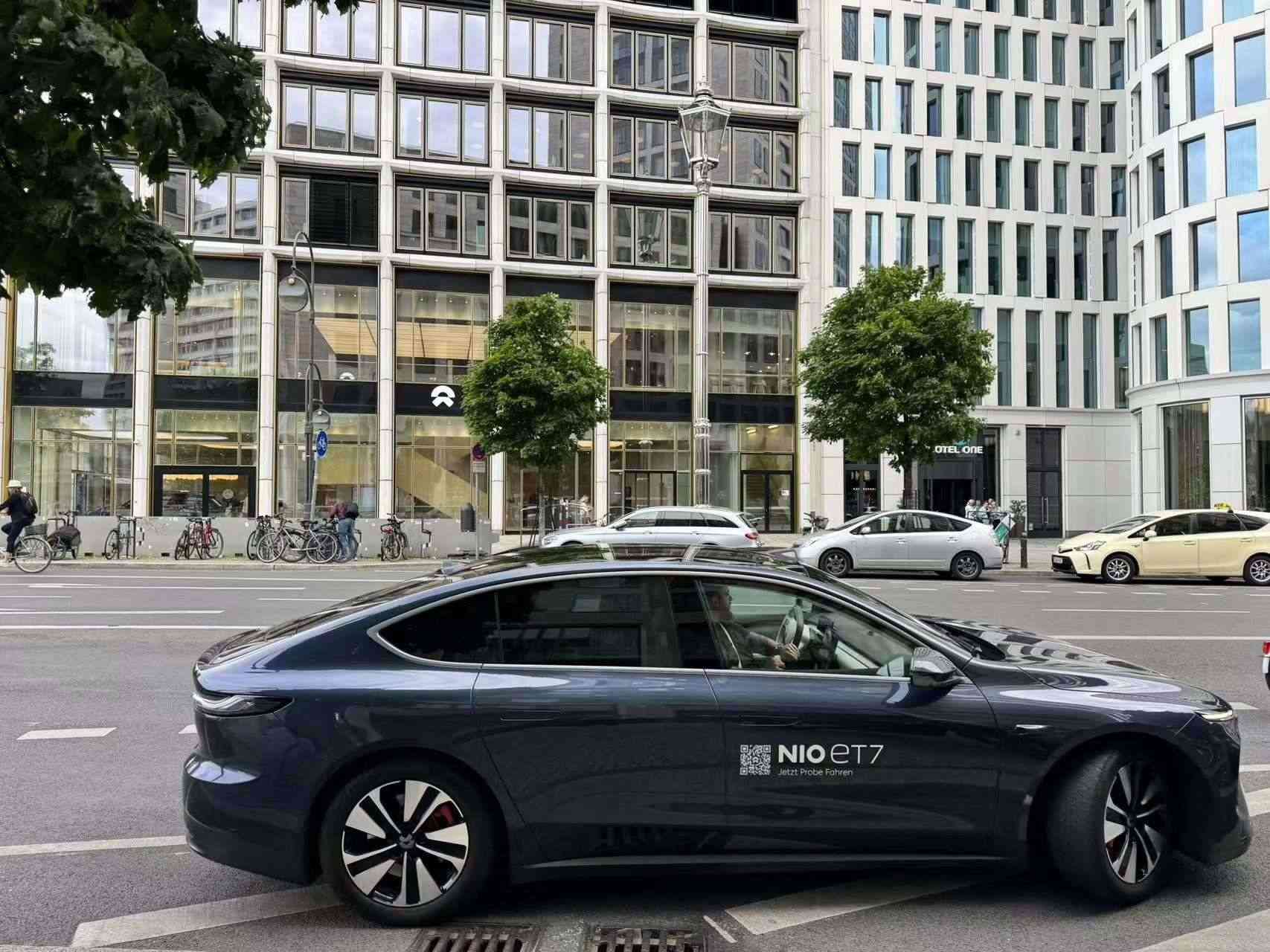 消費者在蔚來柏林智能駕駛中心前試駕電動汽車。 人民網(wǎng)記者 李強攝