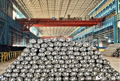 廠房內(nèi)待運(yùn)輸?shù)耐ㄤ摦a(chǎn)品。人民網(wǎng) 謝瑩攝