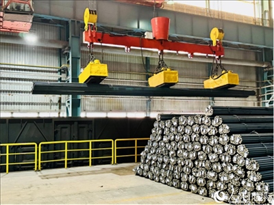 通鋼產(chǎn)品正在裝車。人民網(wǎng) 謝瑩攝