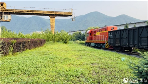 通鋼產(chǎn)品通過鐵路運(yùn)輸出場。人民網(wǎng) 謝瑩攝