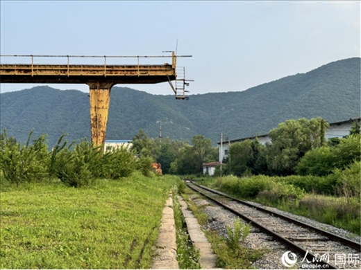 通鋼產(chǎn)品通過鐵路運(yùn)輸出場。人民網(wǎng) 謝瑩攝