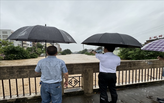 工作組在防汛一線開展工作。受訪者供圖