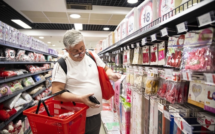 2024年4月29日，在匈牙利布達(dá)佩斯，一名男子在中歐商貿(mào)物流合作園區(qū)的中國商品交易展示中心內(nèi)購物。中歐商貿(mào)物流合作園區(qū)是中國在歐洲地區(qū)建設(shè)的首個商貿(mào)物流型境外經(jīng)貿(mào)合作區(qū)，也是集商貿(mào)展示與交易、物流運(yùn)輸與倉儲、產(chǎn)業(yè)投資與合作功能于一體的中歐企業(yè)雙向互動平臺。新華社記者 張帆 攝