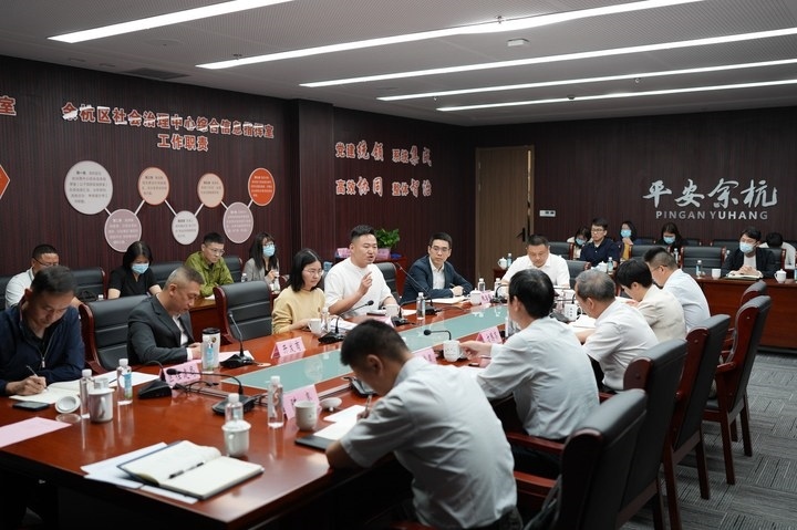 由浙江省信訪局和相關(guān)部門負(fù)責(zé)人組成的下訪團(tuán)在杭州市余杭區(qū)社會(huì)治理中心接待來(lái)訪群眾。新華社記者 翁忻旸 攝