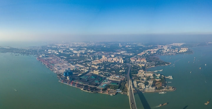海南自貿(mào)港重點(diǎn)園區(qū)——洋浦經(jīng)濟(jì)開發(fā)區(qū)（2023年12月31日攝，無人機(jī)全景照片）。新華社記者 蒲曉旭 攝